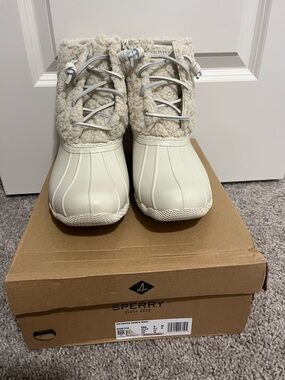 Sperry Ivory Sherpa Duck Boots size 9